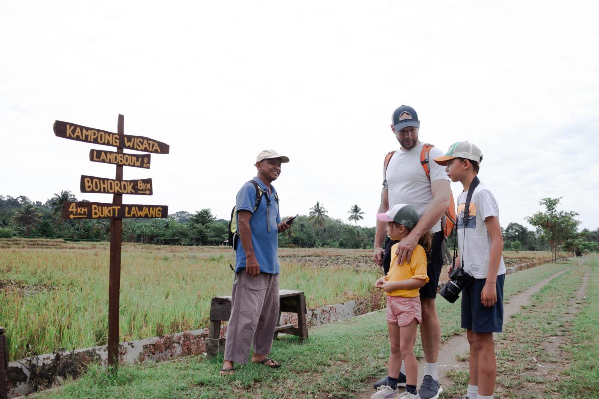 Ambow Homestay Jungle Trekking & Village Tour ブキットラワン エクステリア 写真